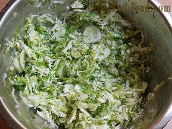 Ukusna salata od mladog kupusa i krastavaca s octom i suncokretovo ulje - korak po korak recept fotografijama