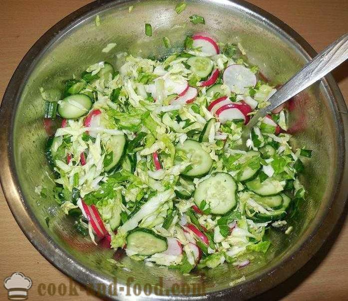 Jednostavna i ukusna proljeće salata od kupusa, rotkvica i krastavci bez majoneze - kako napraviti proljeće salatu s korak po korak recept fotografijama