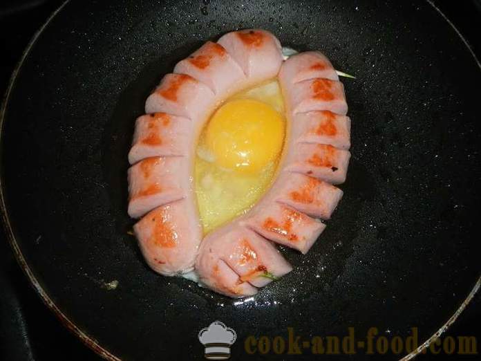 Ukusna i lijepa jaja s kobasicama u čamcu za doručak - kako kuhati pržena jaja pržena jaja u tavi kobasica - jednostavan korak po korak recept fotografijama