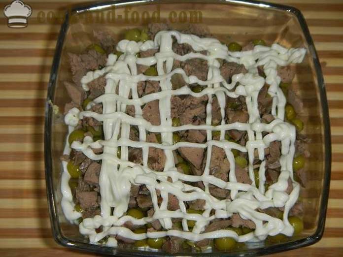 Jednostavna salata od piletine jetre - korak po korak recept za jetrom salata slojeva (s fotografijama).
