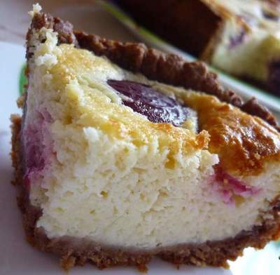 Jednostavan recept: Cheesecake u kući ili svježi sir kolač sa šljivama i čokoladom